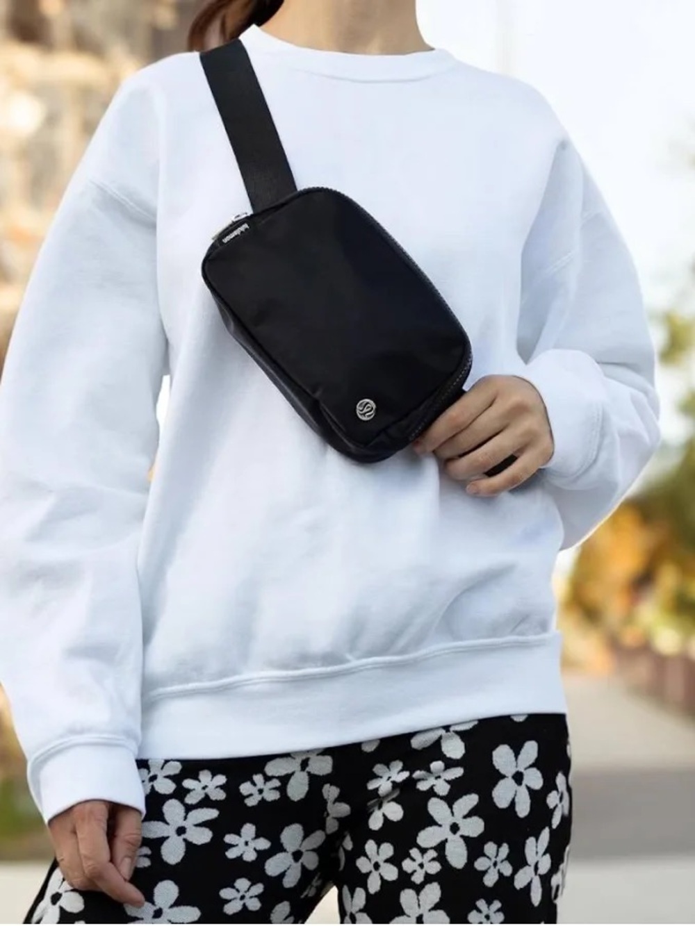 lululemon Everywhere Belt Bag Women’s Silver Gray 1L - Picture 7 of 7